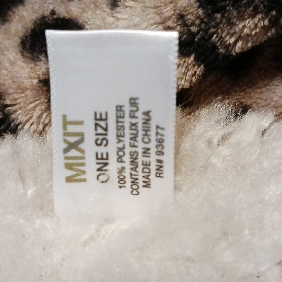MIXIT 2 TONE FAUX FUR SHERPA OBLONG SCARF - Picture 6 of 6